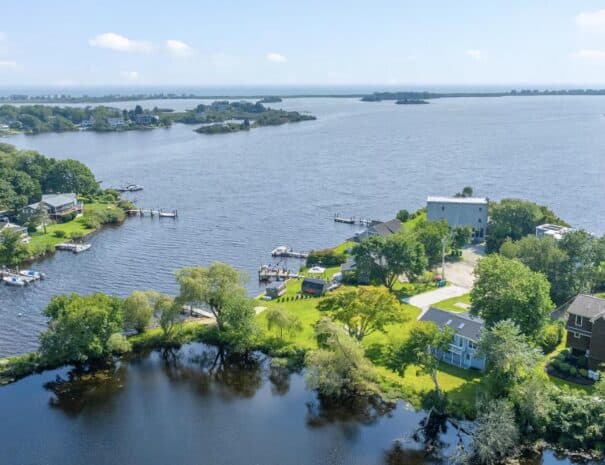 stunning-waterfront-cottage-with-big -yard-and-dock-062