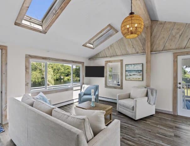 stunning-waterfront-cottage-with-big -yard-and-dock-066